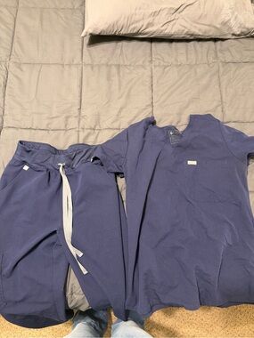 Figs Navy Jogger+ one pocket top both size small, pants small petite